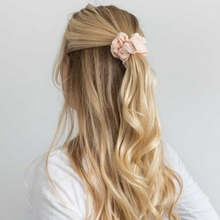 Charger l'image dans la galerie, SCRUNCHIE EN SATIN AMANDE