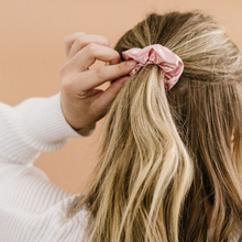 Charger l'image dans la galerie, SCRUNCHIE EN SATIN MACARON