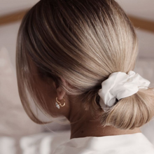 Charger l'image dans la galerie, SCRUNCHIE EN SATIN VANILLE